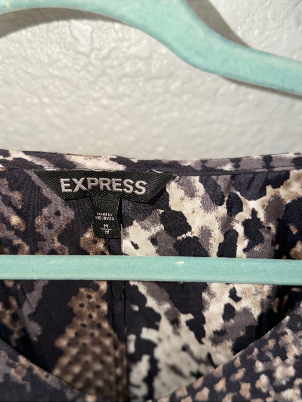 Express Animal Print Sleeveless Blouse Women’s Medium V-Neck Drawstring Waist To - Picture 3 of 4